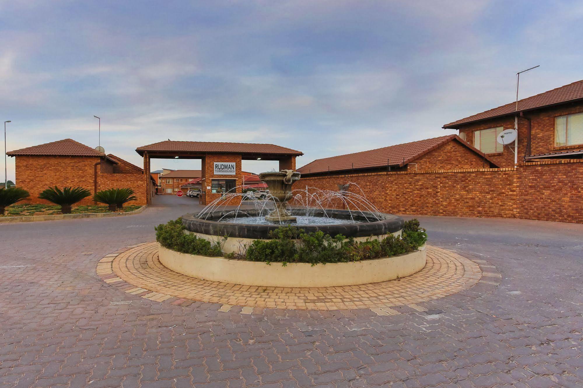 Rudman Townhouses - Or Tambo Airport Boksburg Eksteriør billede